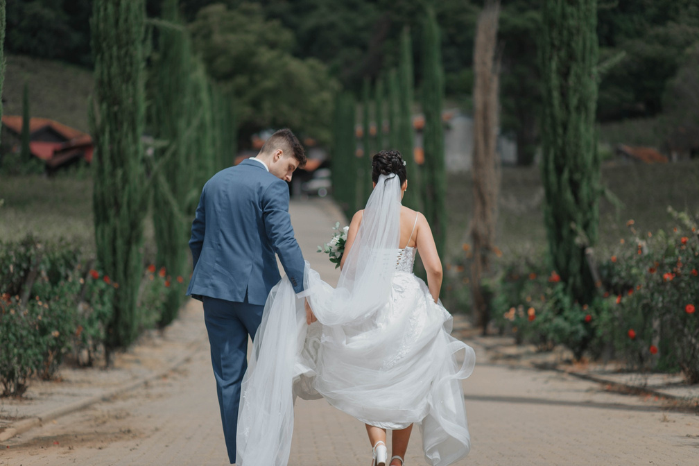 Noivos caminhando juntos em um jardim